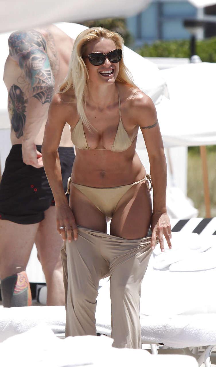 10P Michelle Hunziker playing and look hot in skimpy bikini