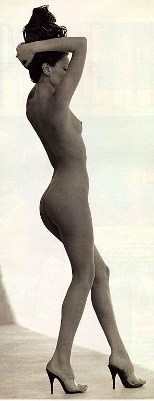 16P Carla Bruni body shows her tits and ass