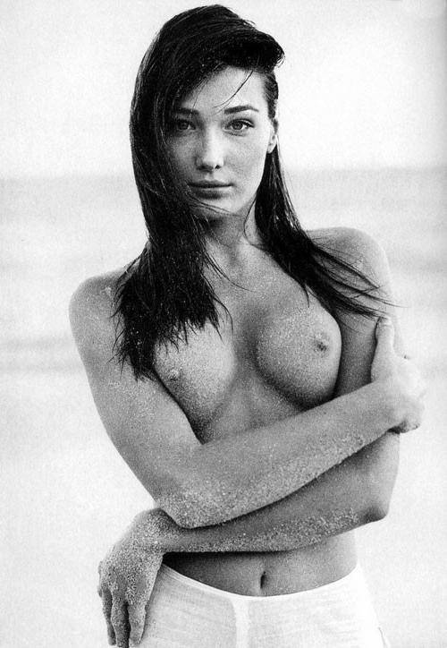 16P Carla Bruni body shows her tits and ass