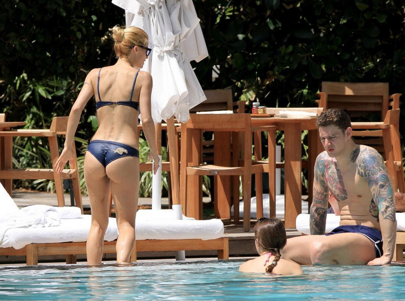 10P Michelle Hunziker showing off her bikini body at the pool in Miami