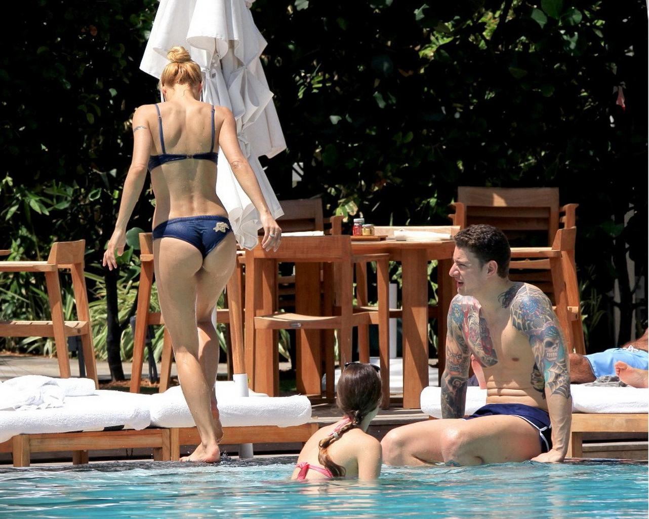 10P Michelle Hunziker showing off her bikini body at the pool in Miami