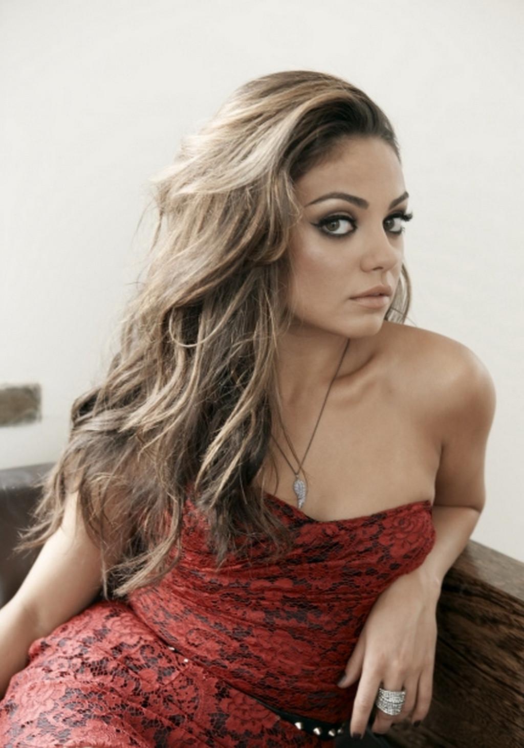 10P Mila Kunis showing her big boobs in a short strapless dress at the Cosmopolitian