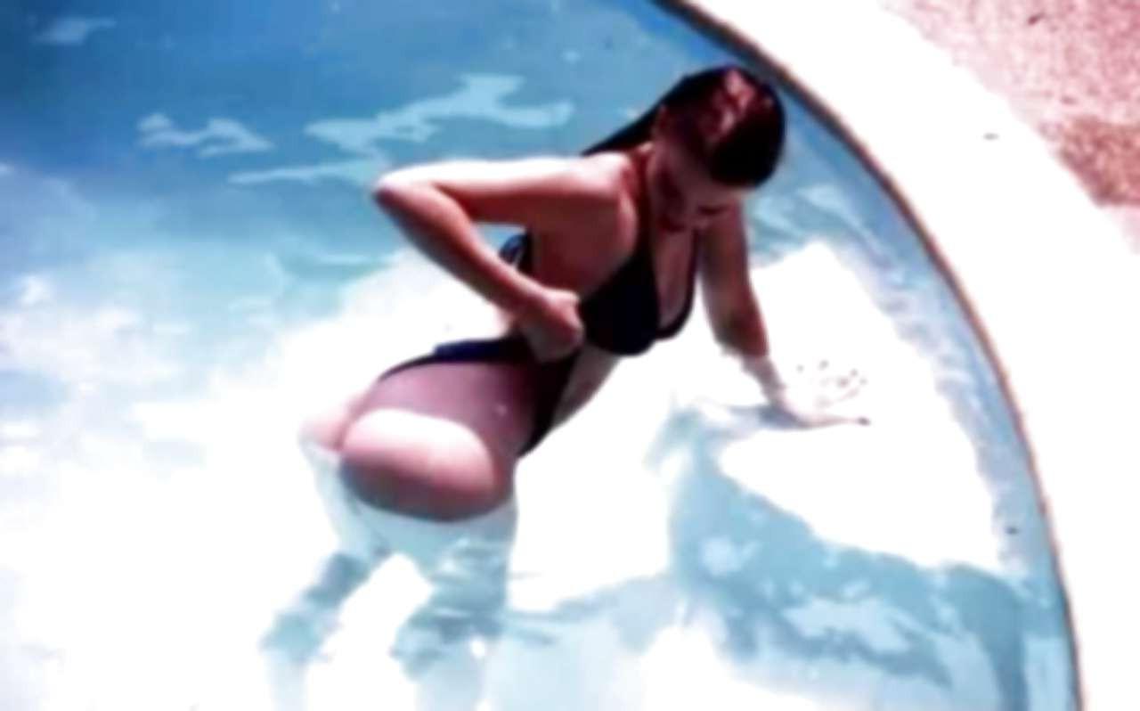 10P Liv Tyler showing her tits and ass in thong paparazzi pictures
