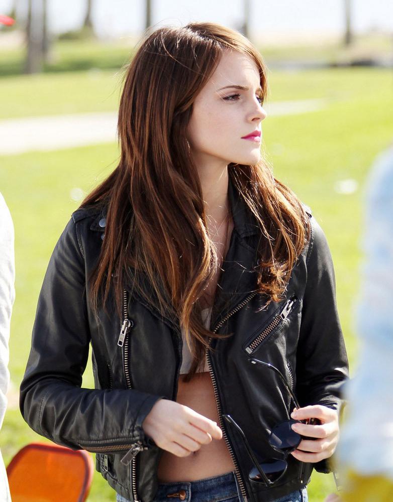 15P Emma Watson in shorts and showing her nice stomach