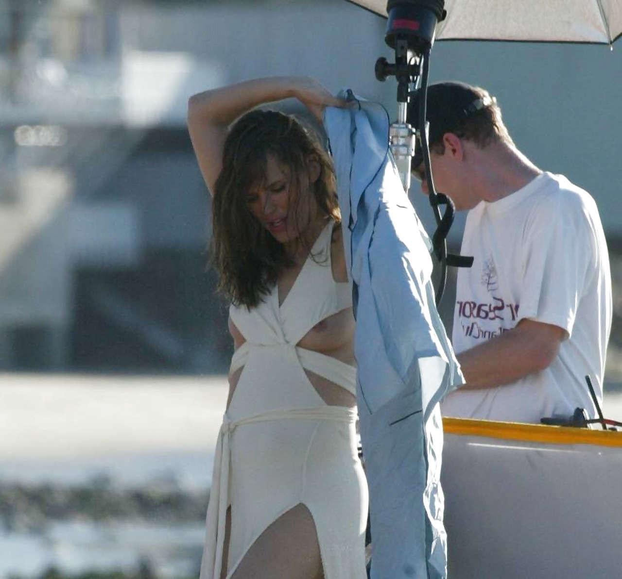 10P Jennifer Garner tit slip and downblouse paparazzi pictures