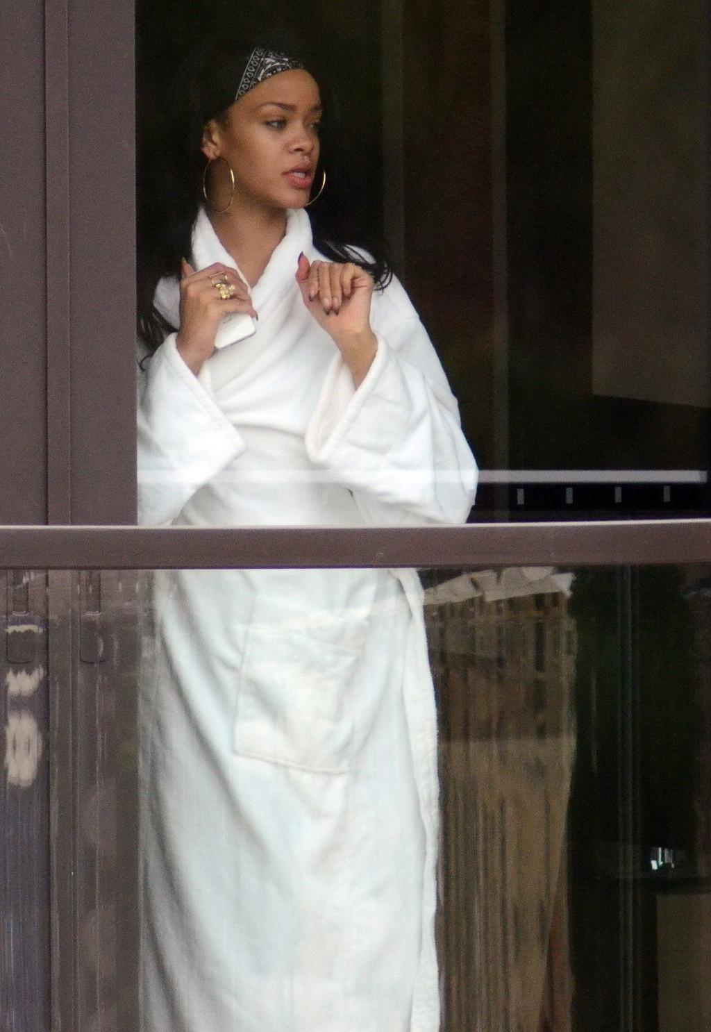 16P Rihanna showing big cleavage  long legs in wide open topcoat out in Sydney and a
