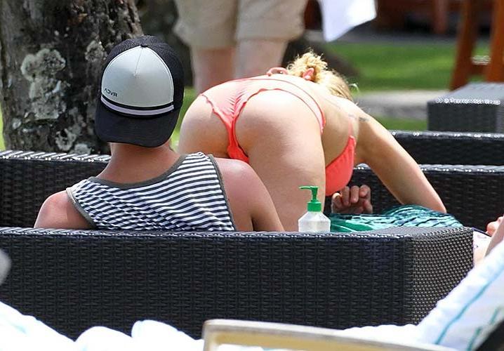 16P Hayden Panettiere exposing sexy body and hot ass in bikini
