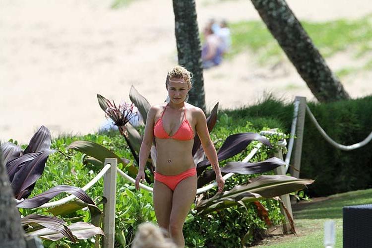 16P Hayden Panettiere exposing sexy body and hot ass in bikini
