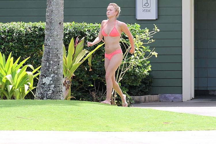 16P Hayden Panettiere exposing sexy body and hot ass in bikini