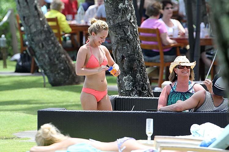 16P Hayden Panettiere exposing sexy body and hot ass in bikini
