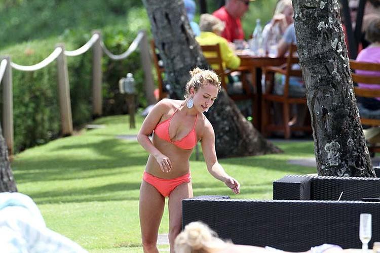 16P Hayden Panettiere exposing sexy body and hot ass in bikini