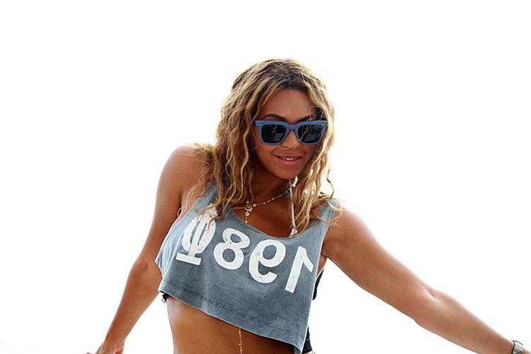 16P Beyonce Knowles exposing sexy bikini body on private photos