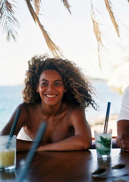 16P Beyonce Knowles exposing sexy bikini body on private photos