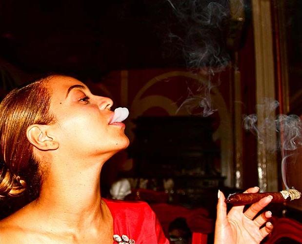 16P Beyonce Knowles exposing sexy bikini body on private photos