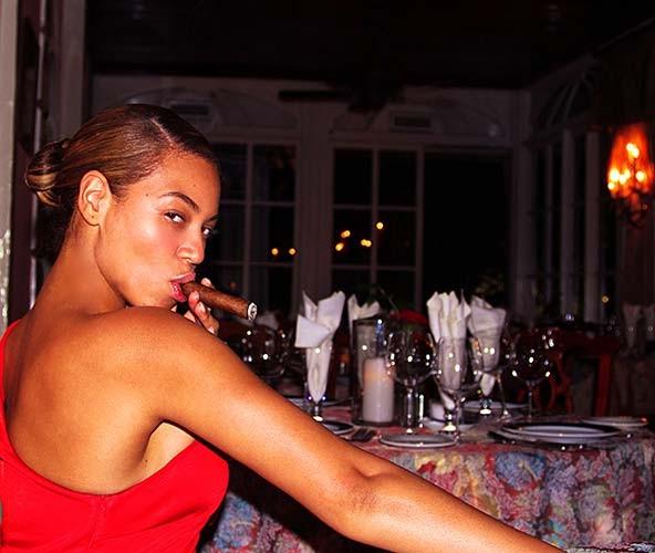 16P Beyonce Knowles exposing sexy bikini body on private photos