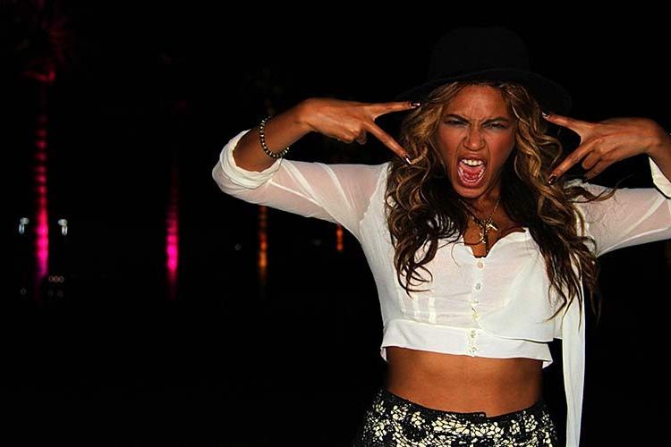16P Beyonce Knowles exposing sexy bikini body on private photos