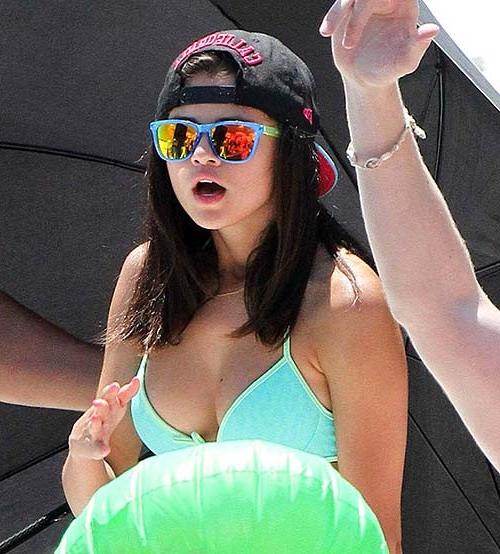 16P Selena Gomez exposing sexy body and hot ass in bikini