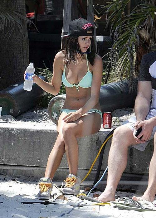 16P Selena Gomez exposing sexy body and hot ass in bikini