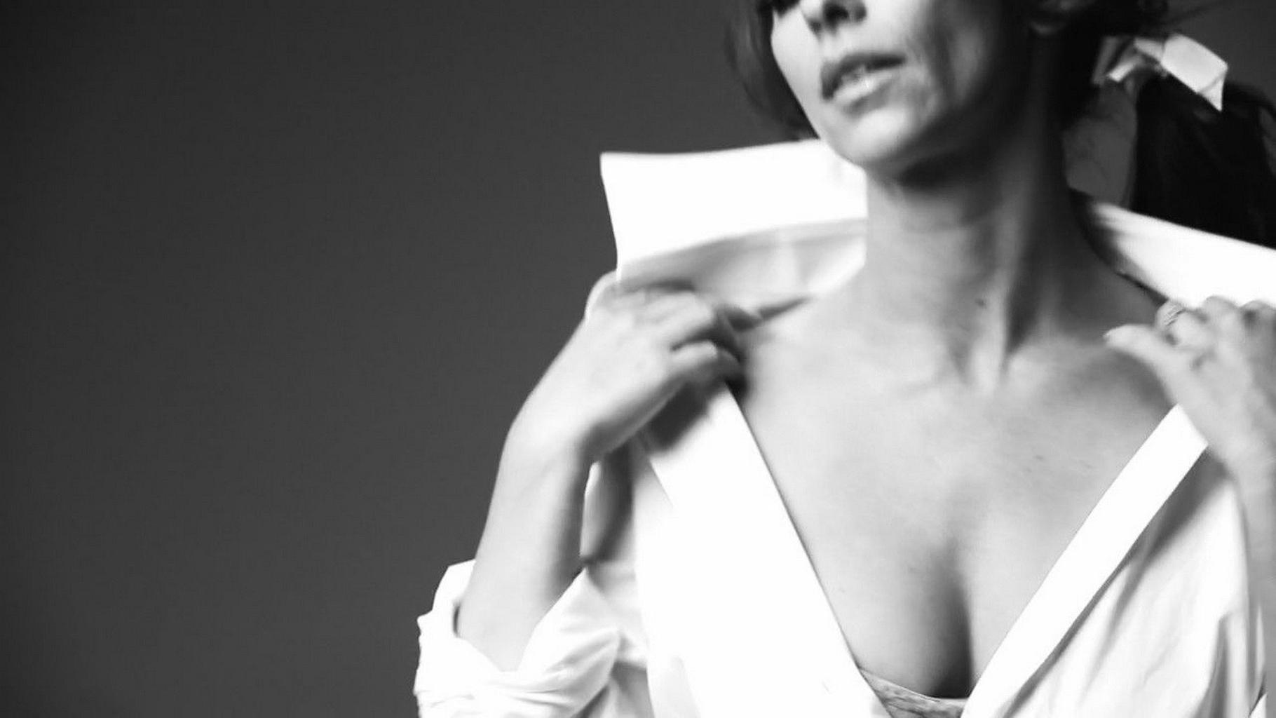 16P Jennifer Love Hewitt very hot in some lingerie at The Client List photoshoot