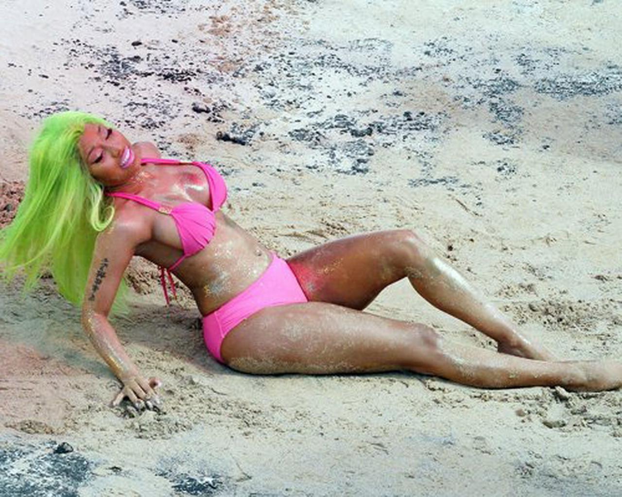 16P Nicki Minaj looks hot wearing a bikini on set of music video in Hawaii