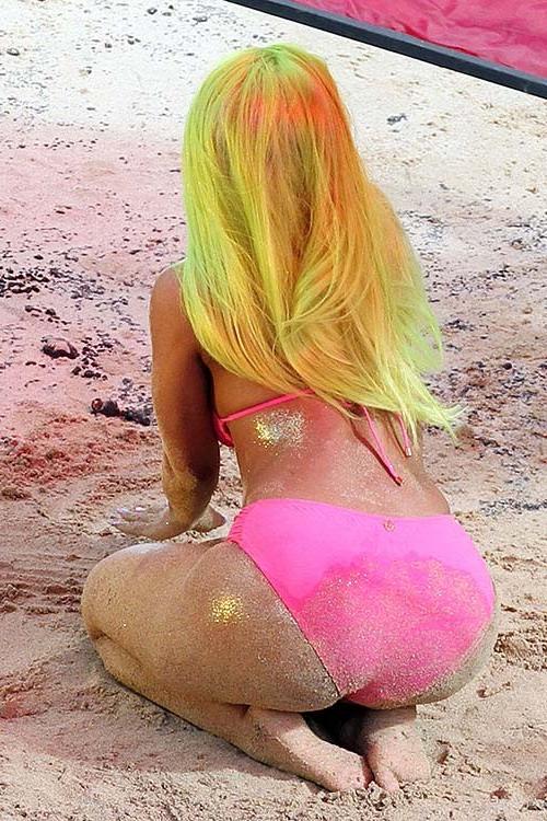 16P Nicki Minaj exposing huge boobs and sexy ass in bikini