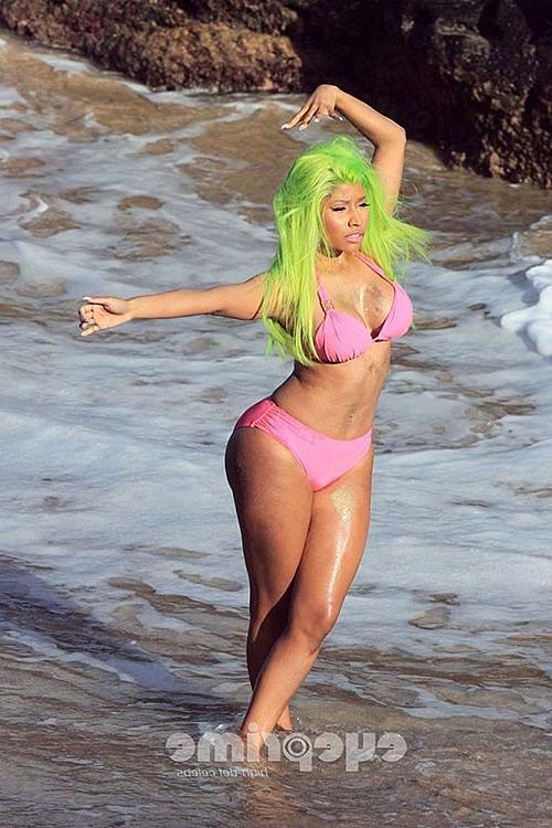 16P Nicki Minaj exposing huge boobs and sexy ass in bikini