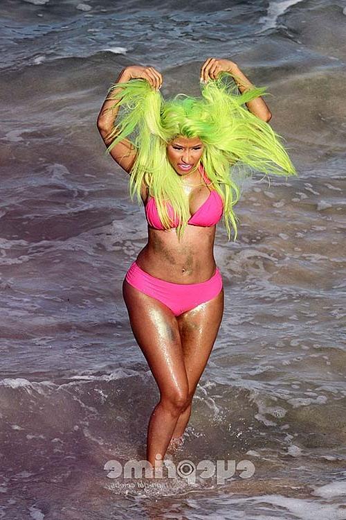 16P Nicki Minaj exposing huge boobs and sexy ass in bikini