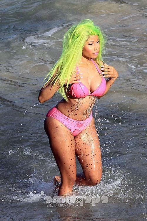 16P Nicki Minaj exposing huge boobs and sexy ass in bikini