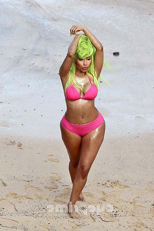 16P Nicki Minaj exposing huge boobs and sexy ass in bikini