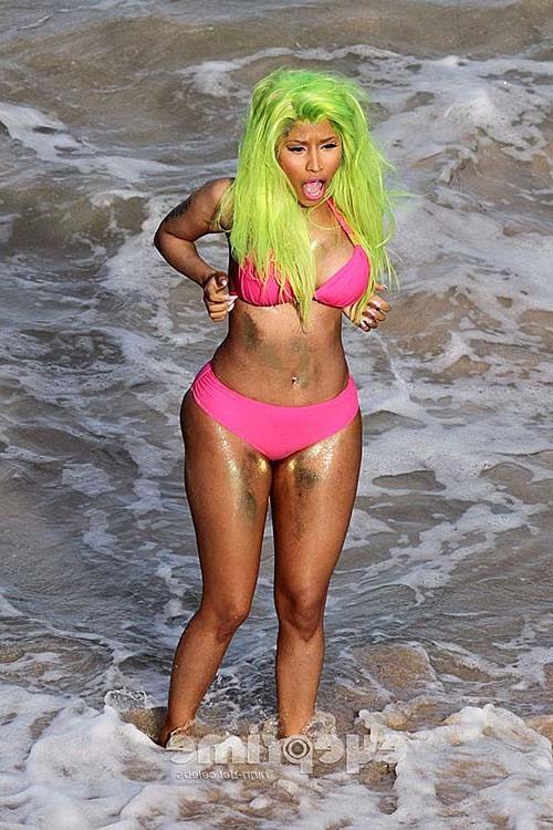 16P Nicki Minaj exposing huge boobs and sexy ass in bikini