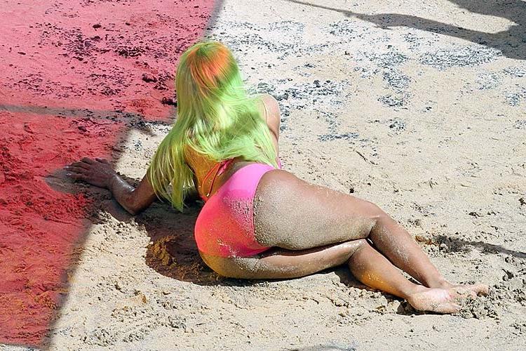 16P Nicki Minaj exposing huge boobs and sexy ass in bikini