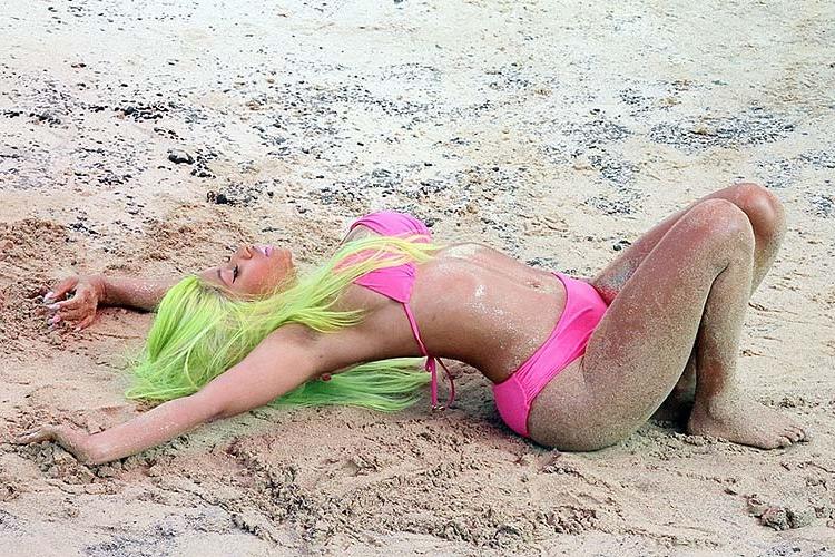 16P Nicki Minaj exposing huge boobs and sexy ass in bikini