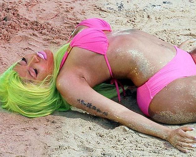 16P Nicki Minaj exposing huge boobs and sexy ass in bikini