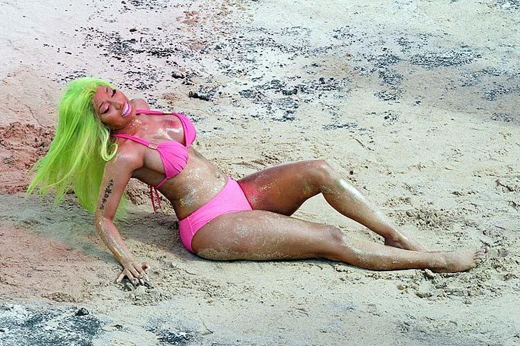 16P Nicki Minaj exposing huge boobs and sexy ass in bikini