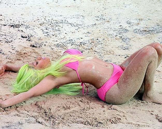 16P Nicki Minaj exposing huge boobs and sexy ass in bikini