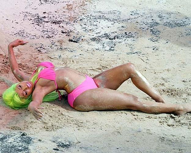 16P Nicki Minaj exposing huge boobs and sexy ass in bikini