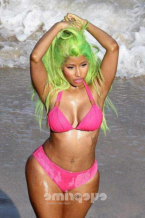 16P Nicki Minaj exposing huge boobs and sexy ass in bikini