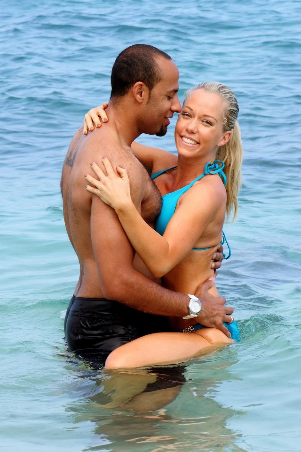 16P Kendra Wilkinson busty in bikini hunping her hubby on a Hawaiian beach
