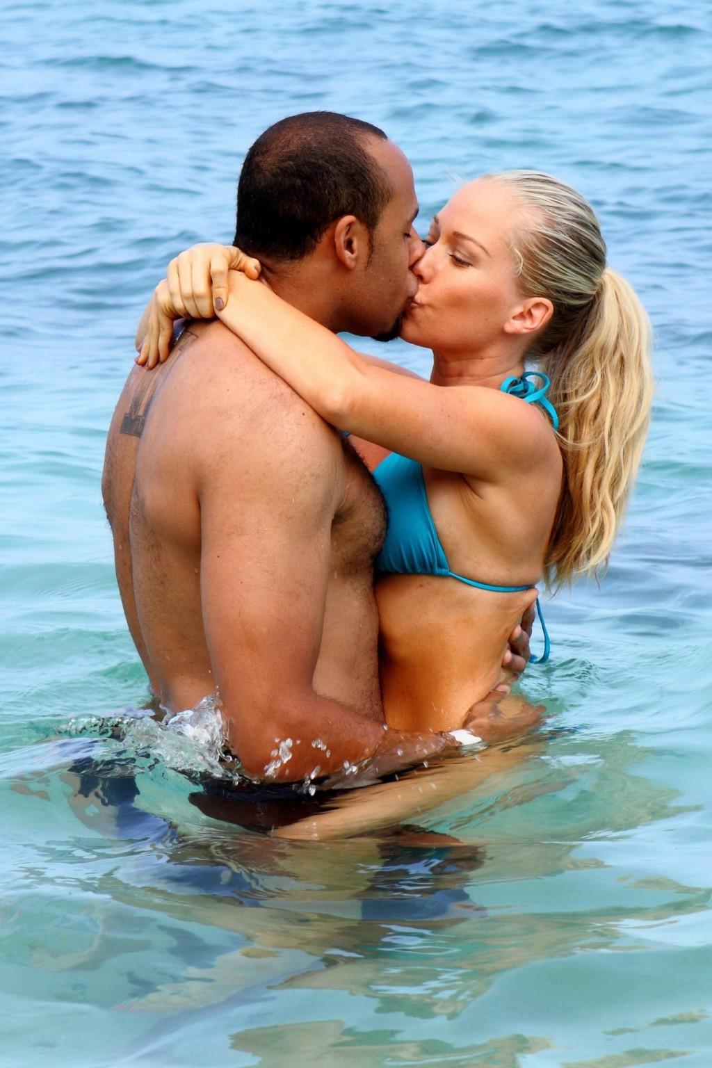16P Kendra Wilkinson busty in bikini hunping her hubby on a Hawaiian beach