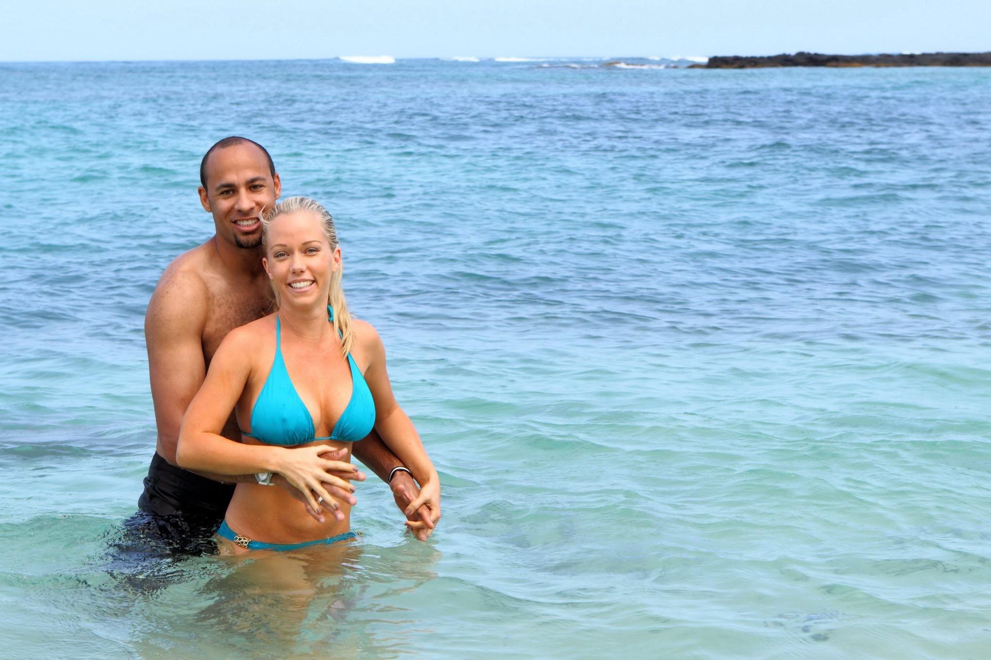 16P Kendra Wilkinson busty in bikini hunping her hubby on a Hawaiian beach