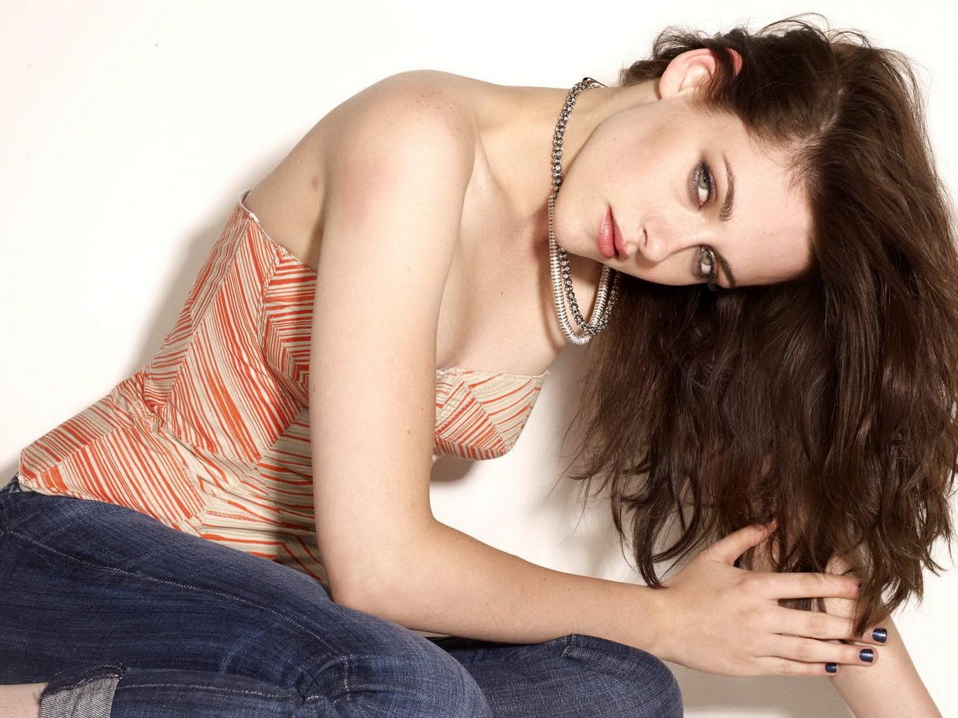 16P Kristen Stewart showing small tits in strapless top at Glamour photoshoot