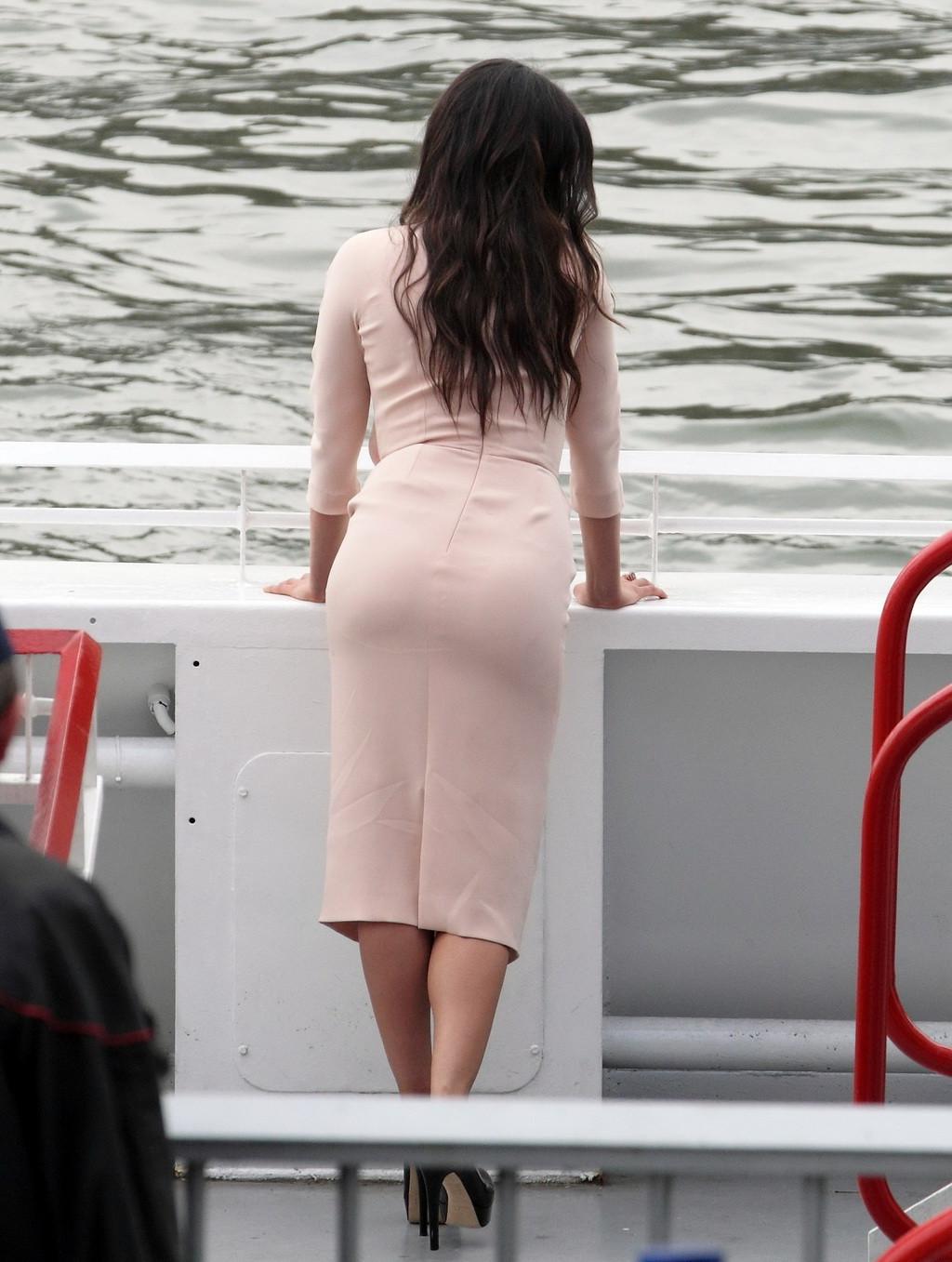 16P Mila Kunis paparazzi ass photos at Christian Diors yacht in Paris,and out on a d
