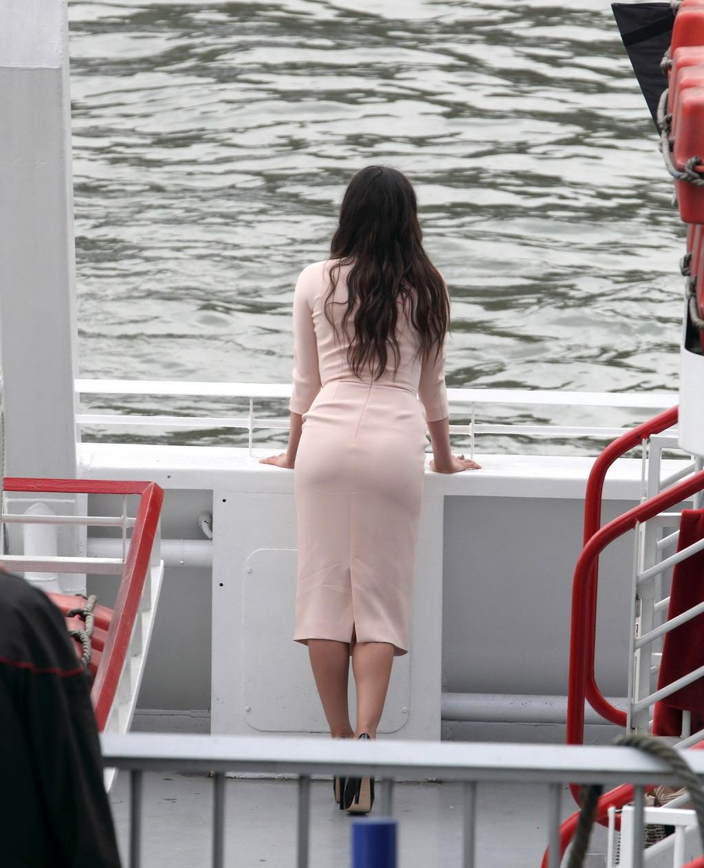 16P Mila Kunis paparazzi ass photos at Christian Diors yacht in Paris,and out on a d