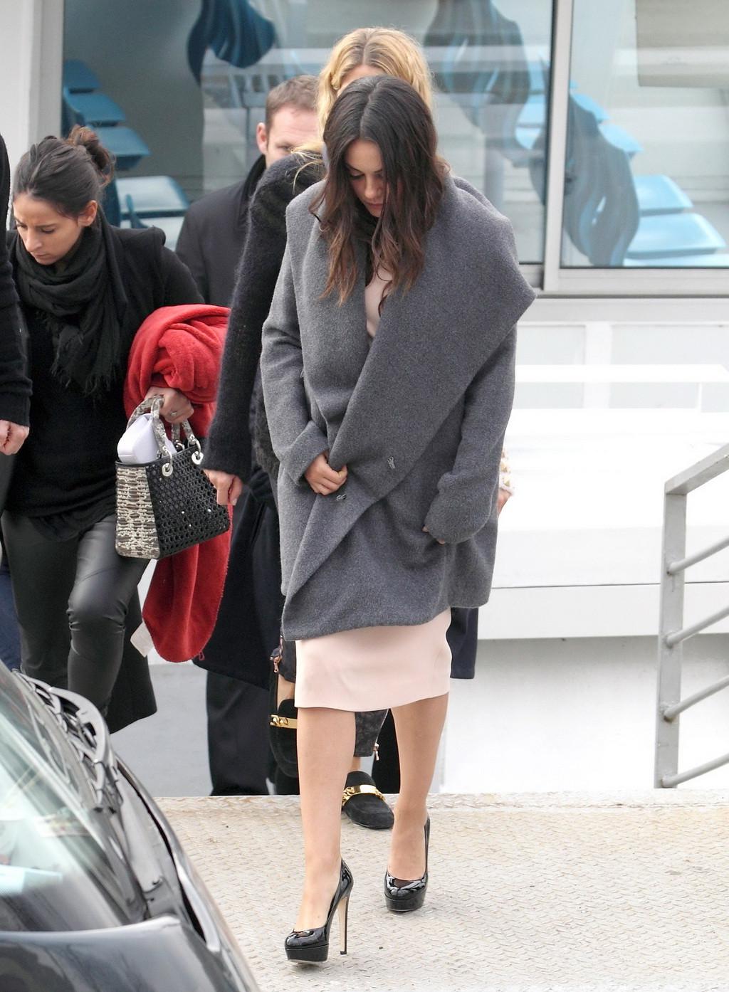 16P Mila Kunis paparazzi ass photos at Christian Diors yacht in Paris,and out on a d