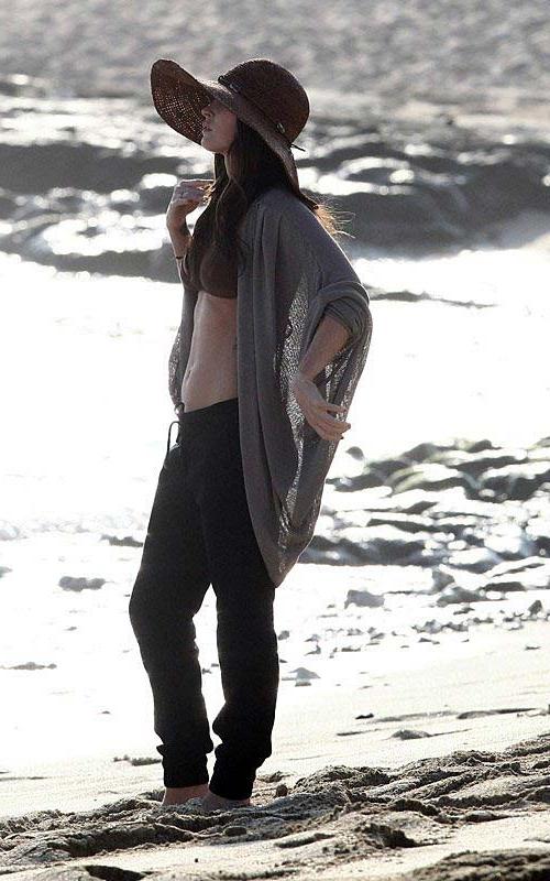 16P Megan Fox exposing fucking sexy body and huge boobs in bikini