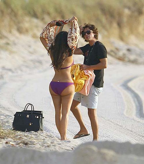 16P Kim Kardashian exposing huge boobs and sexy ass in bikini