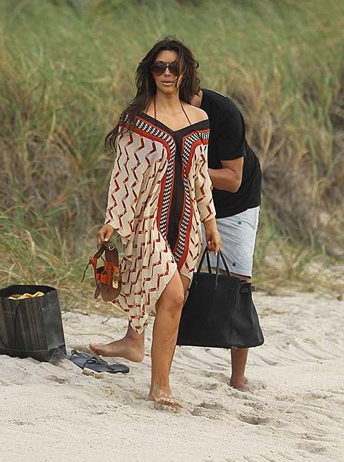 16P Kim Kardashian exposing huge boobs and sexy ass in bikini