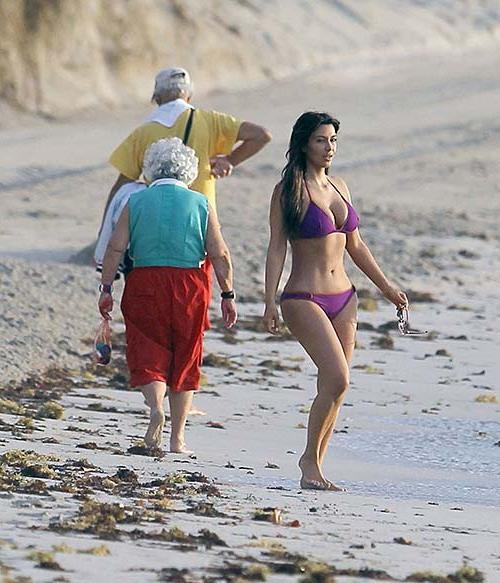 16P Kim Kardashian exposing huge boobs and sexy ass in bikini