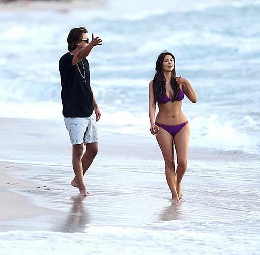 16P Kim Kardashian exposing huge boobs and sexy ass in bikini