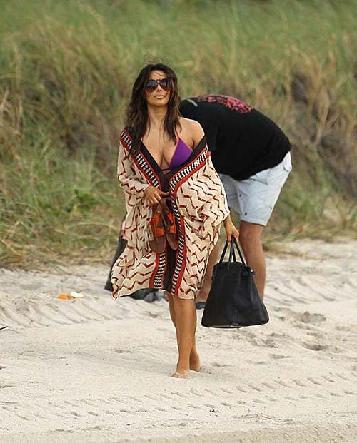 16P Kim Kardashian exposing huge boobs and sexy ass in bikini